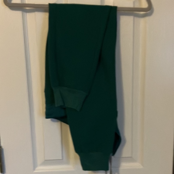 Hunter green scrubs with draw string pants cuffed at bottom set xxs - Picture 4 of 4